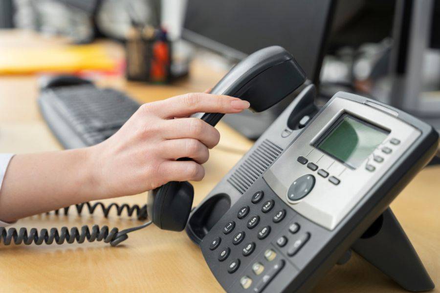 persona cogiendo el teléfono