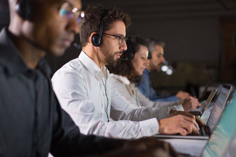 telefonistas trabajando en CRA